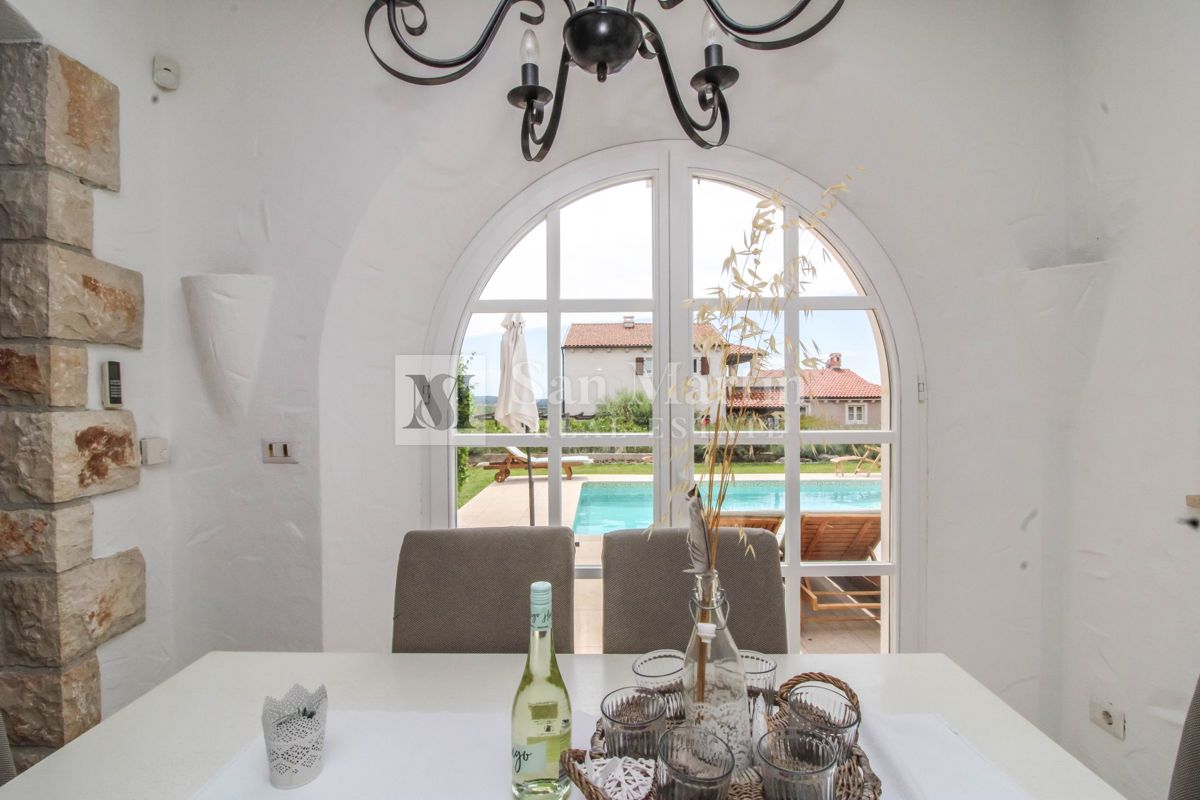 Parenzo, dintorni - casa tradizionale in pietra con vista mare