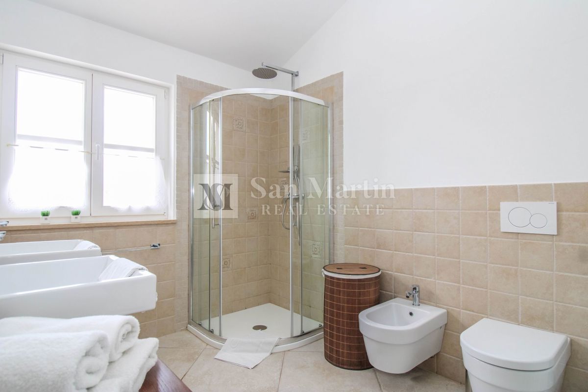 Parenzo, dintorni - casa tradizionale in pietra con vista mare