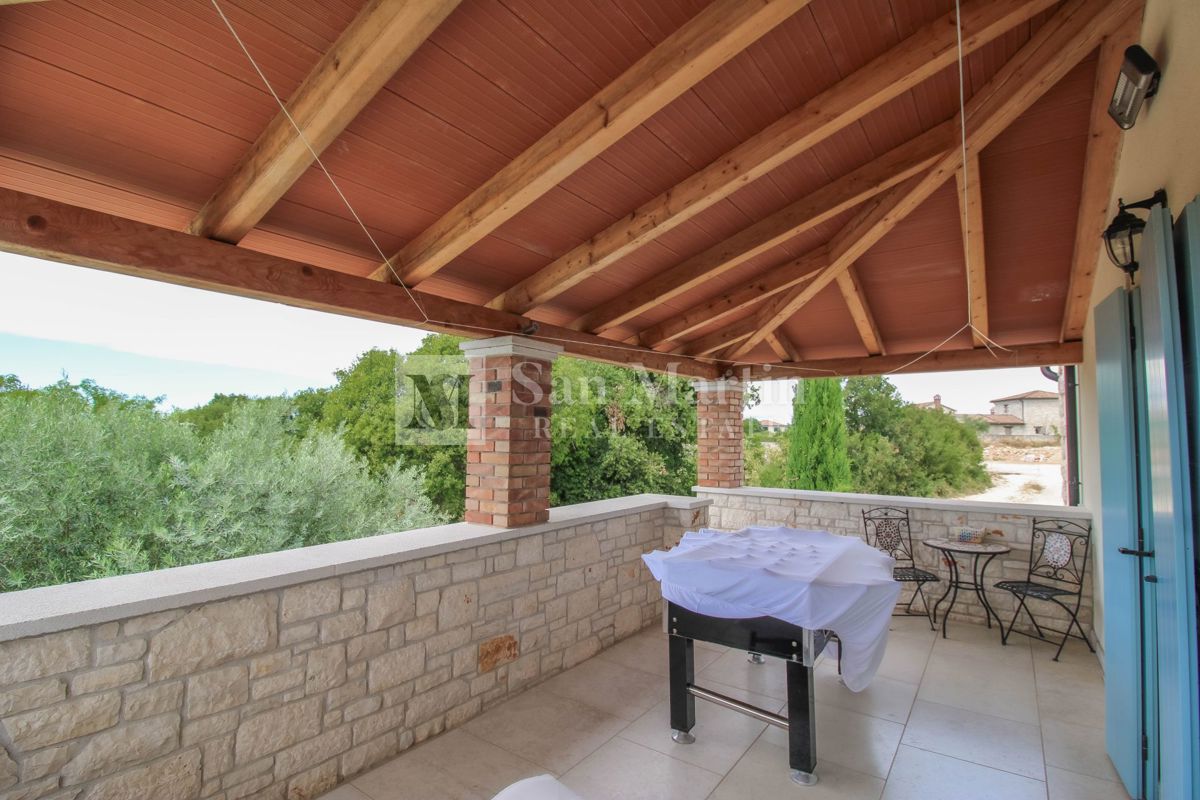 Parenzo, dintorni - casa tradizionale in pietra con vista mare