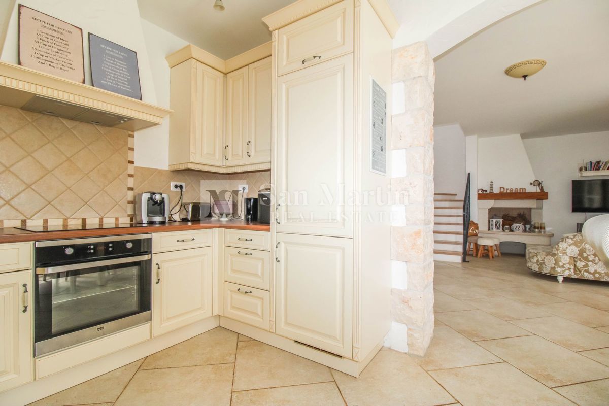 Parenzo, dintorni - casa tradizionale in pietra con vista mare