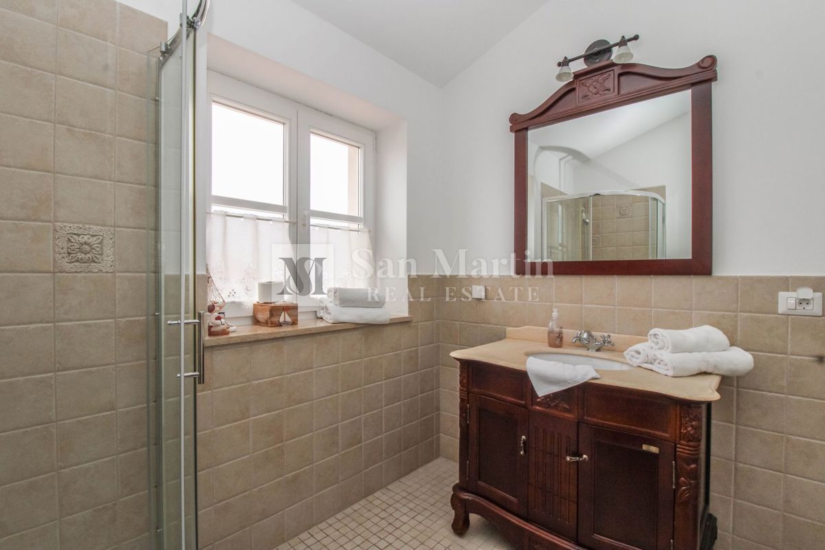 Parenzo, dintorni - casa tradizionale in pietra con vista mare