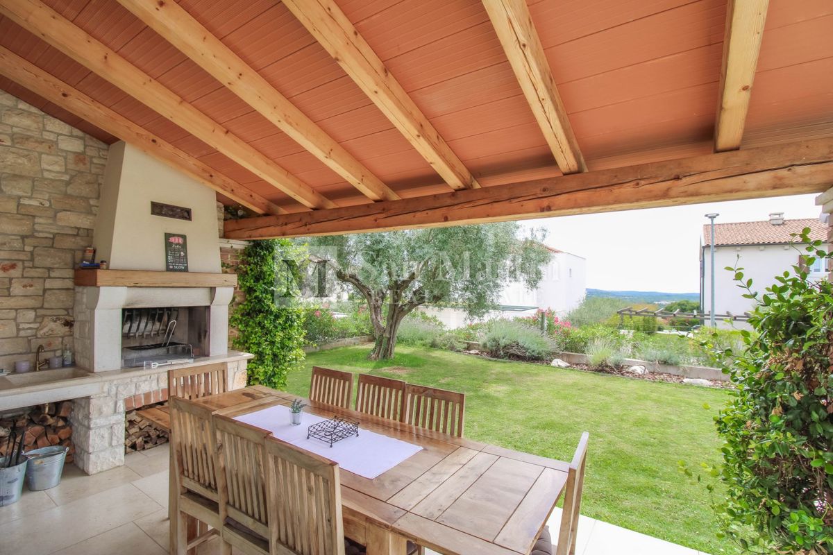 Parenzo, dintorni - casa tradizionale in pietra con vista mare