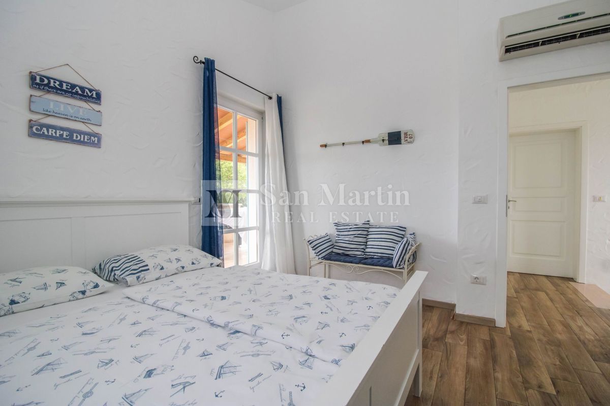 Parenzo, dintorni - casa tradizionale in pietra con vista mare