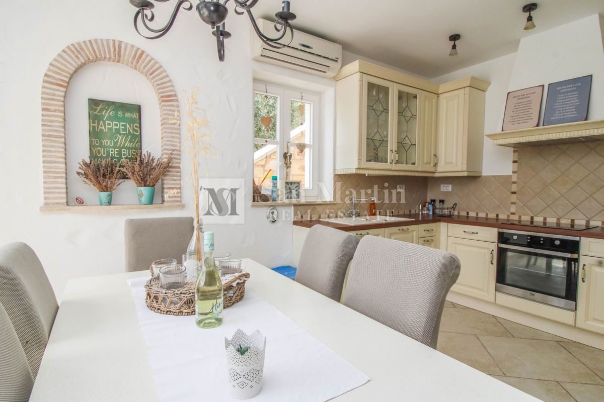 Parenzo, dintorni - casa tradizionale in pietra con vista mare