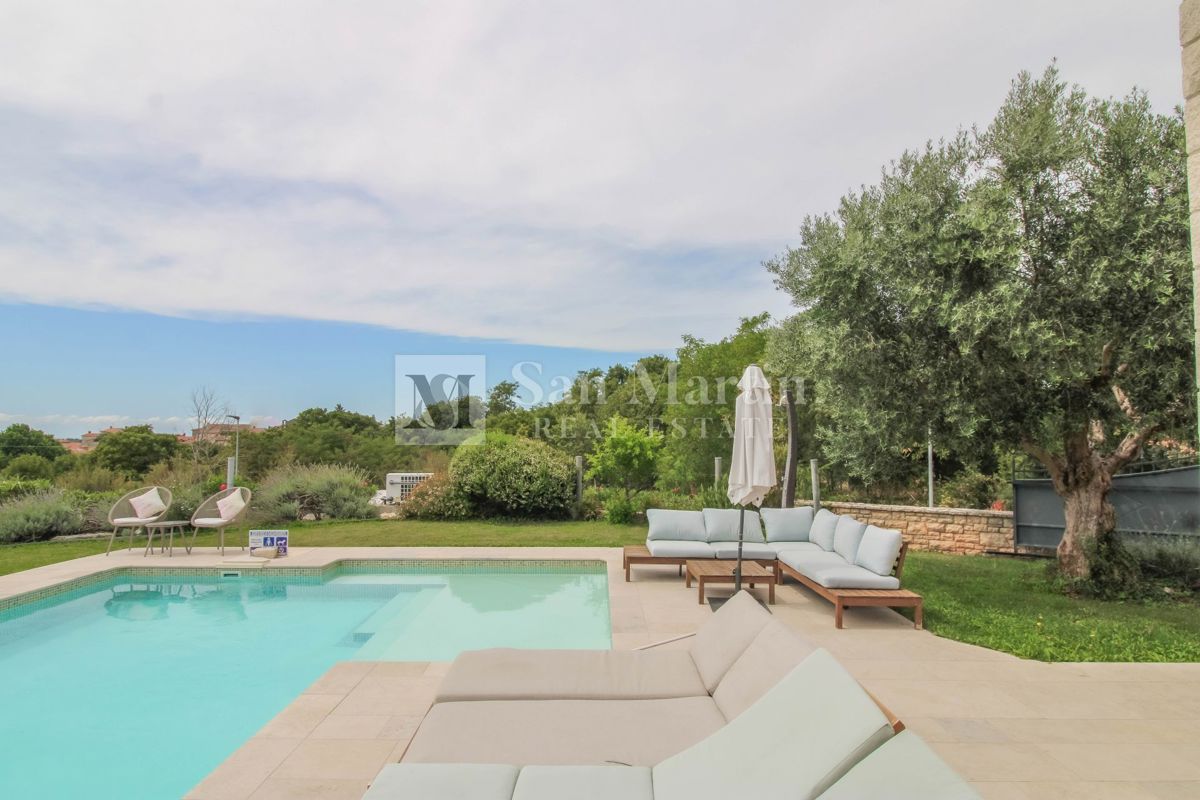 Parenzo, dintorni - casa tradizionale in pietra con vista mare