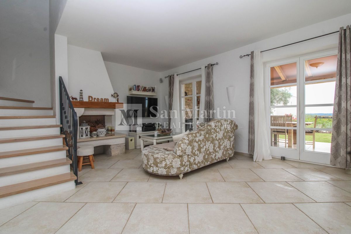 Parenzo, dintorni - casa tradizionale in pietra con vista mare