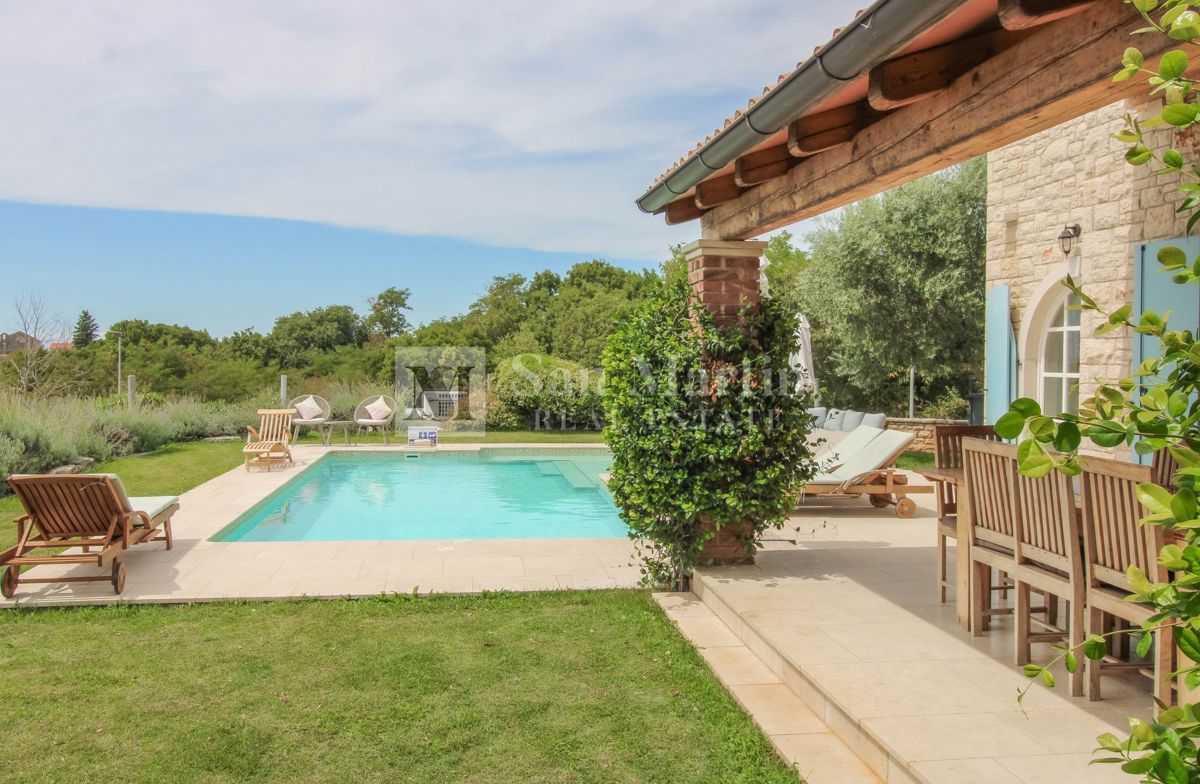 Parenzo, dintorni - casa tradizionale in pietra con vista mare