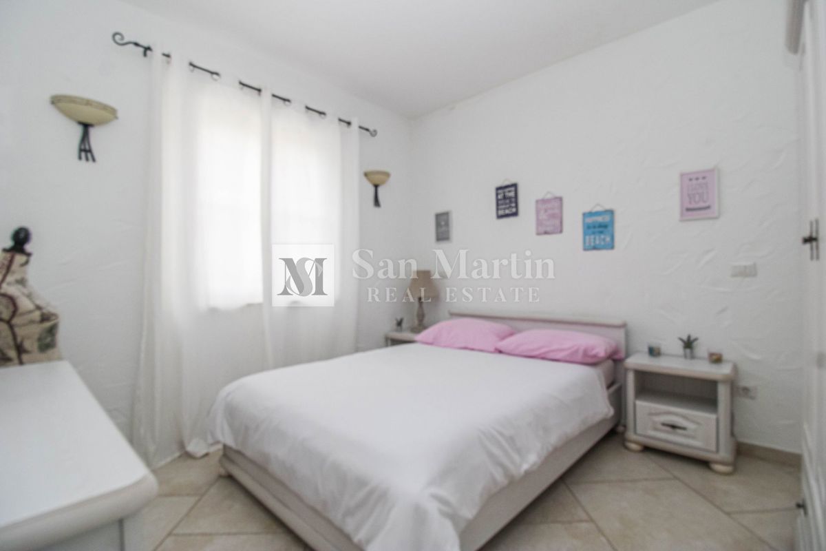 Parenzo, dintorni - casa tradizionale in pietra con vista mare