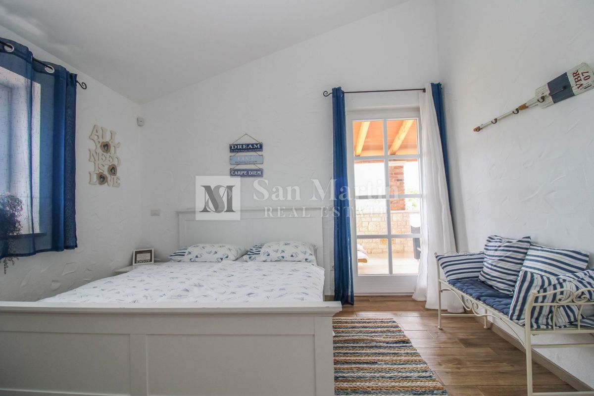 Parenzo, dintorni - casa tradizionale in pietra con vista mare