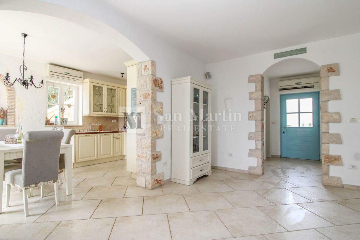 Parenzo, dintorni - casa tradizionale in pietra con vista mare