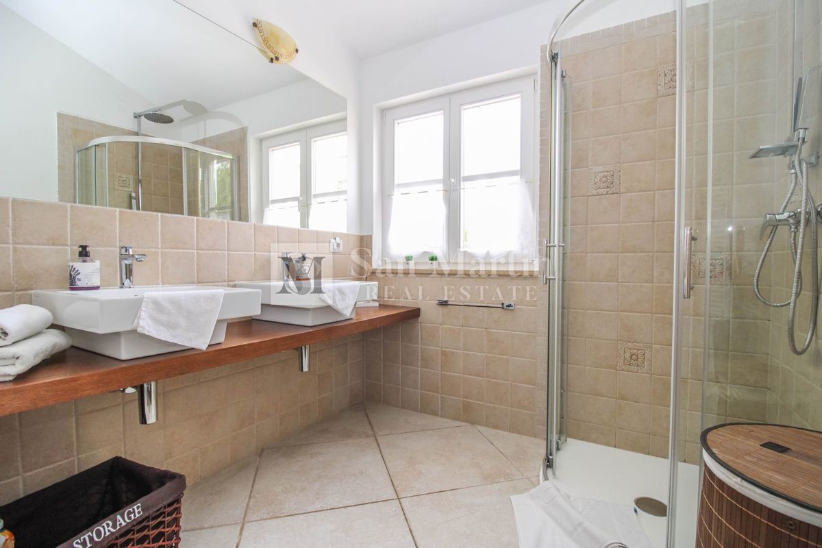 Parenzo, dintorni - casa tradizionale in pietra con vista mare