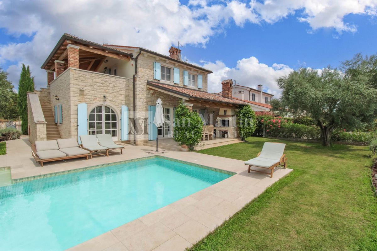 Parenzo, dintorni - casa tradizionale in pietra con vista mare