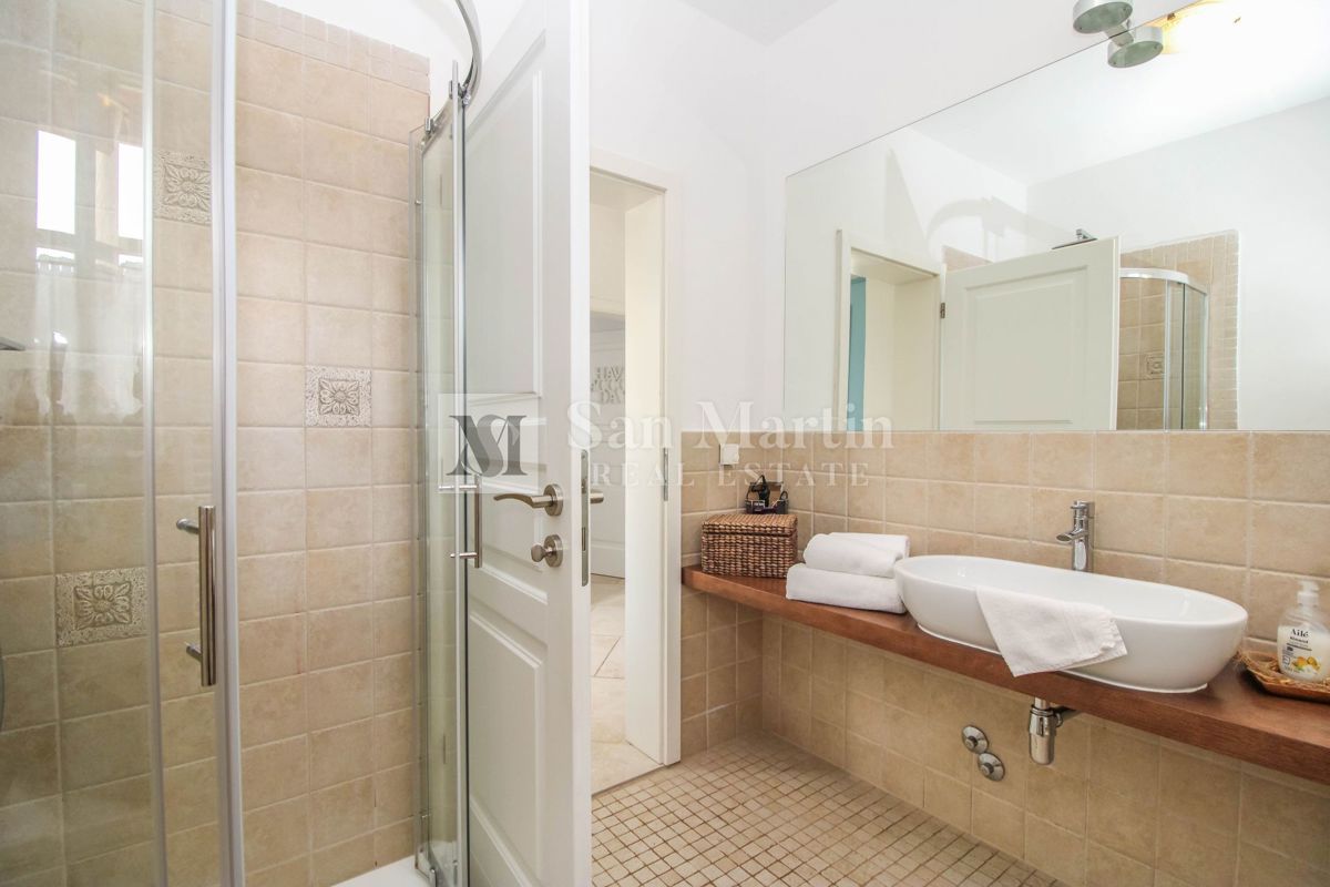 Parenzo, dintorni - casa tradizionale in pietra con vista mare