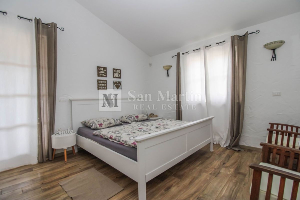 Parenzo, dintorni - casa tradizionale in pietra con vista mare