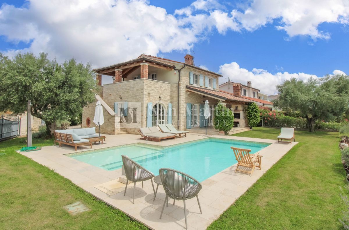 Parenzo, dintorni - casa tradizionale in pietra con vista mare