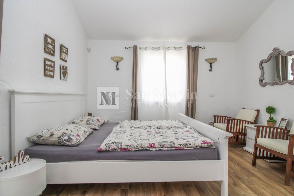 Parenzo, dintorni - casa tradizionale in pietra con vista mare