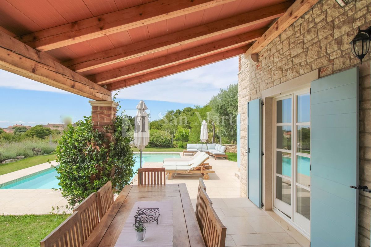 Parenzo, dintorni - casa tradizionale in pietra con vista mare