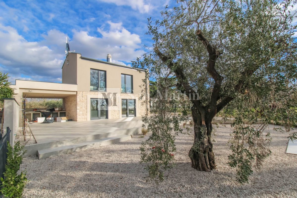 Cittanova, dintorni - eccellente nuovo edificio con ricchi contenuti