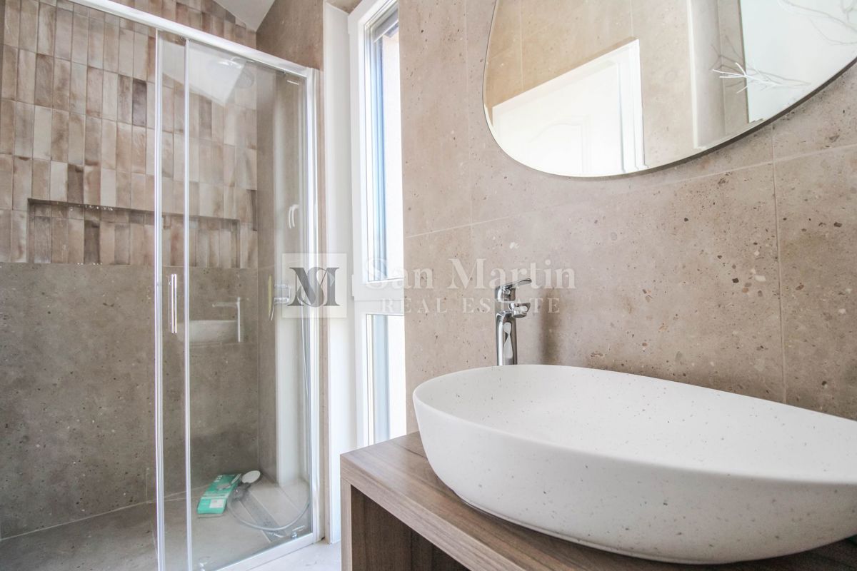 Cittanova, dintorni - eccellente nuovo edificio con ricchi contenuti