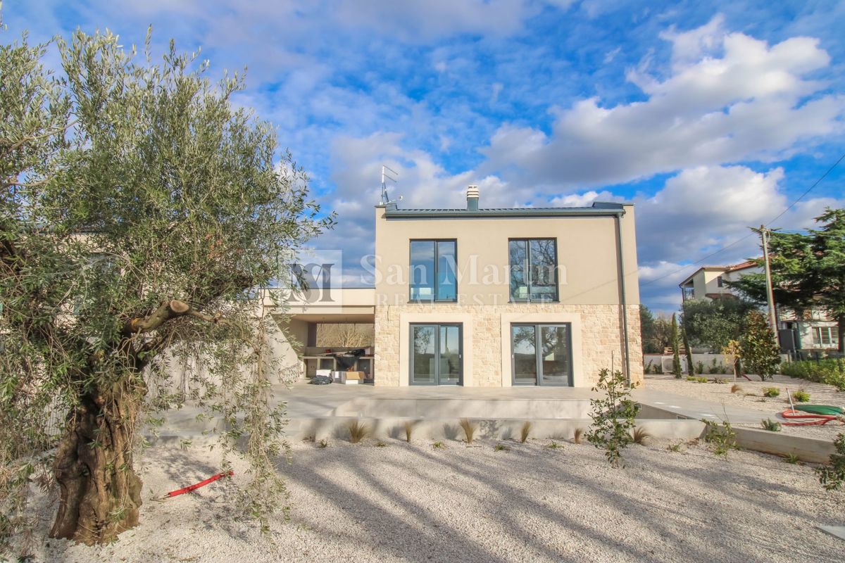 Cittanova, dintorni - eccellente nuovo edificio con ricchi contenuti