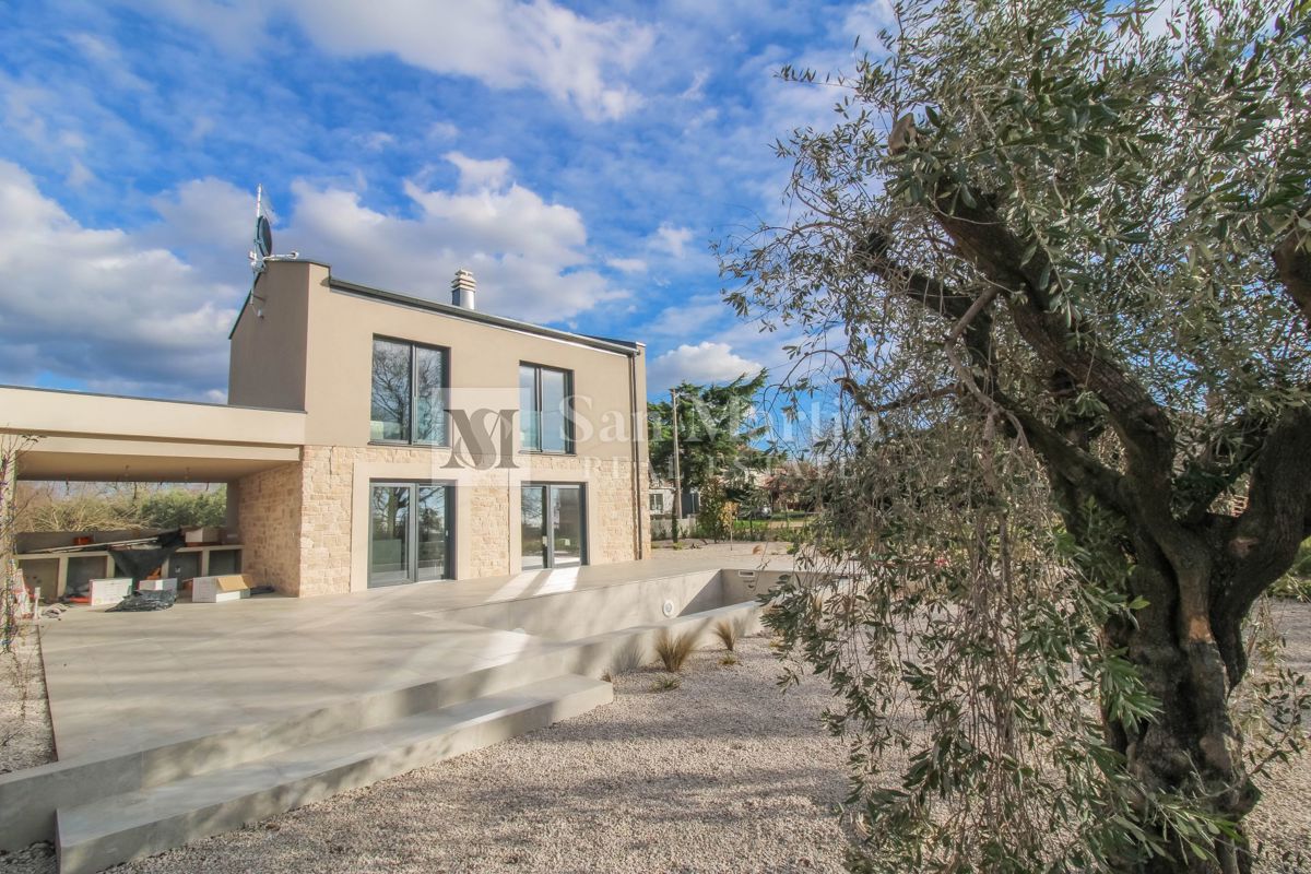 Cittanova, dintorni - eccellente nuovo edificio con ricchi contenuti