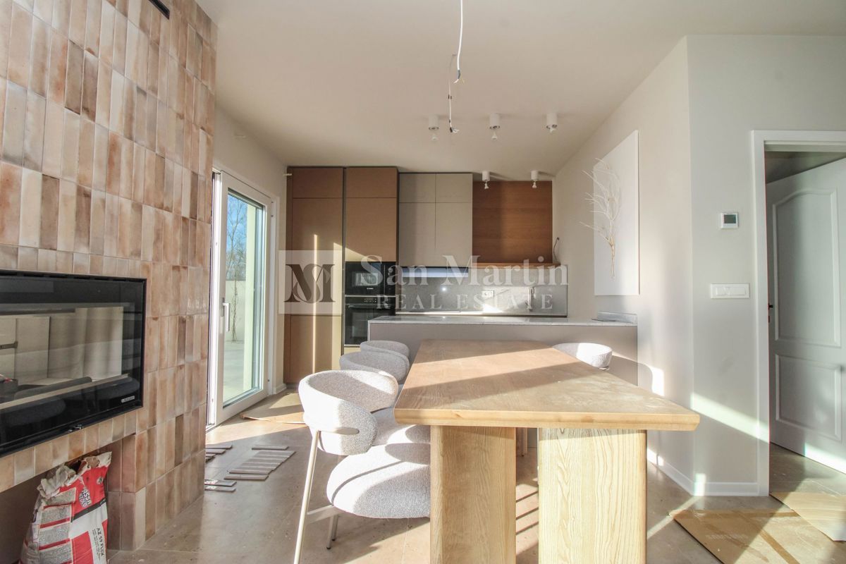 Cittanova, dintorni - eccellente nuovo edificio con ricchi contenuti