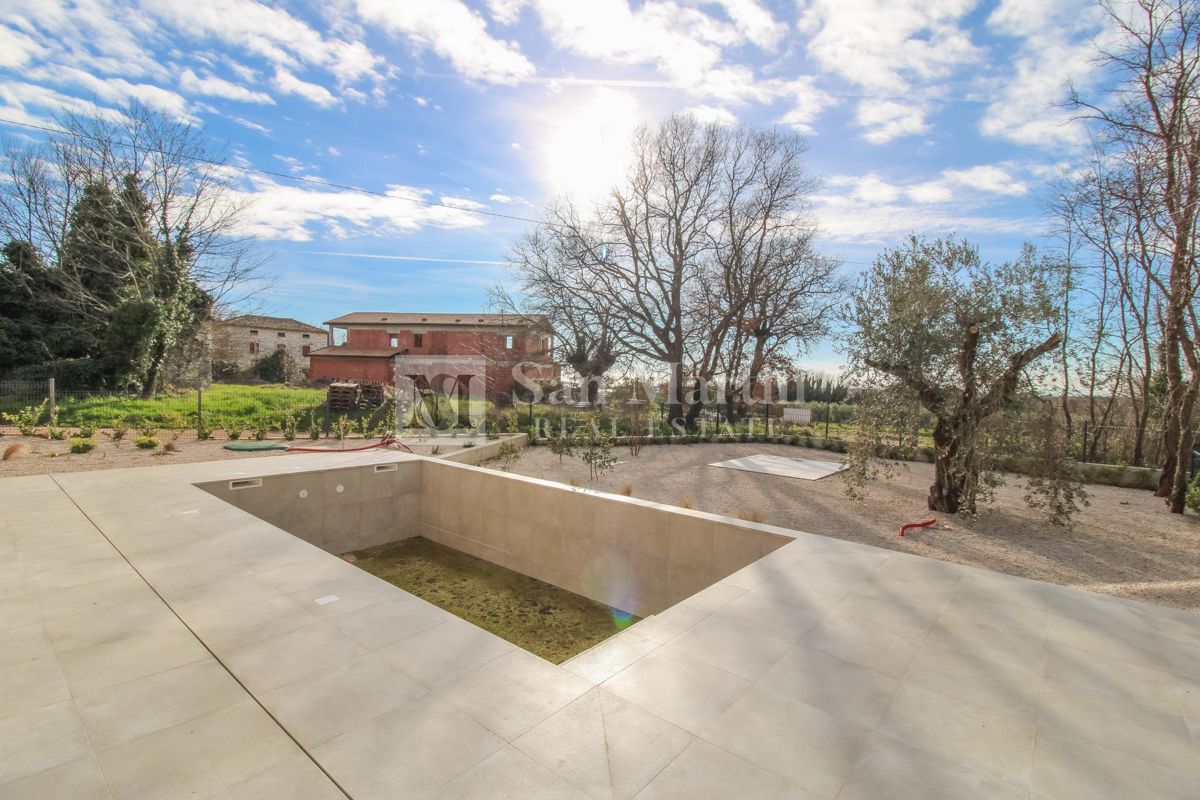 Cittanova, dintorni - eccellente nuovo edificio con ricchi contenuti