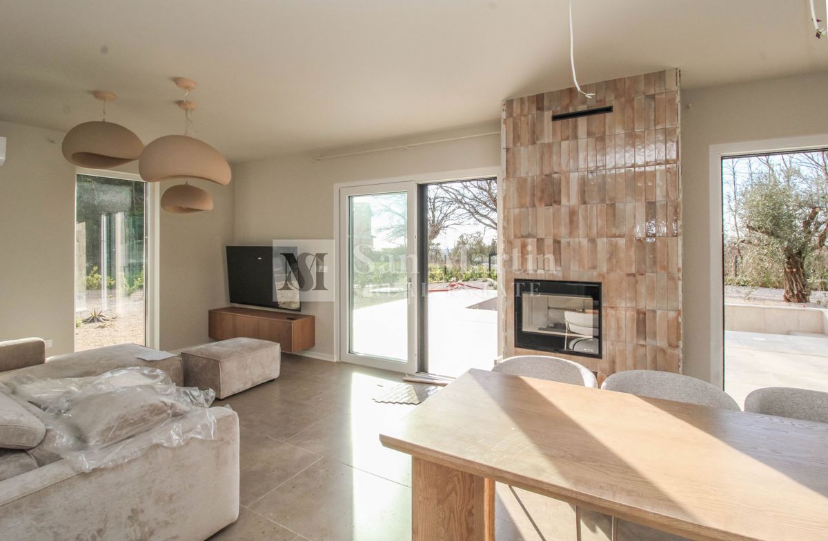 Cittanova, dintorni - eccellente nuovo edificio con ricchi contenuti