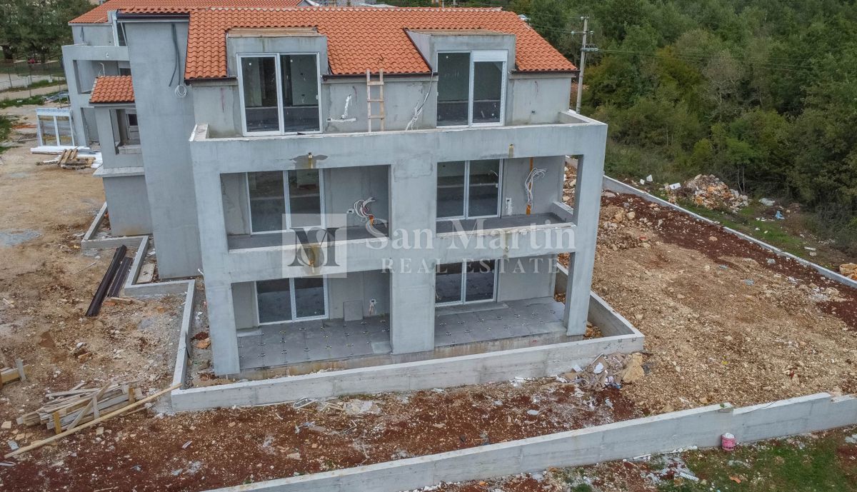 Parenzo e dintorni, appartamento in una nuova costruzione con cortile