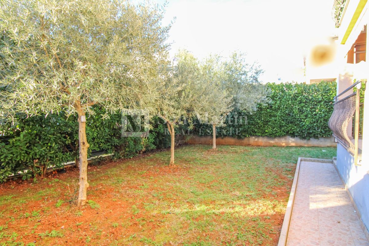 Poreč - Appartamento attraente con un ampio giardino, vicino al mare