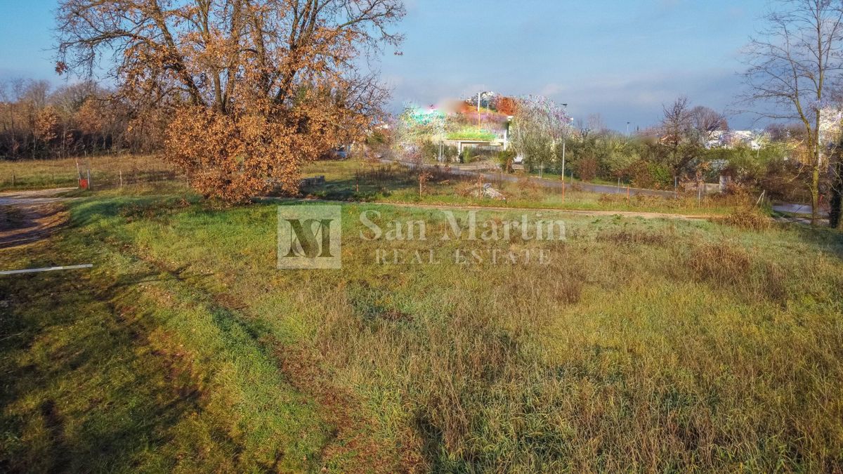 Parenzo, dintorni - terreno attraente vicino al mare