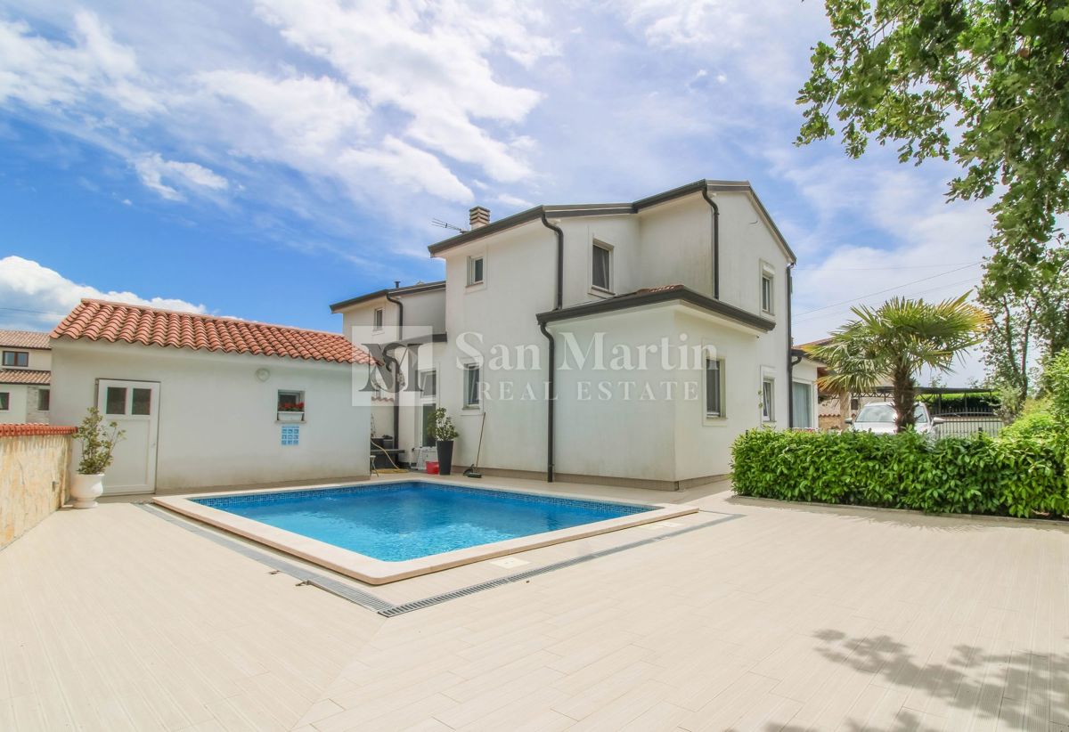 PARENZO, casa con 3 camere da letto e piscina