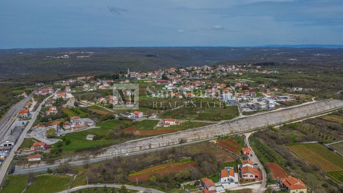 Rovigno, dintorni - bellissimo terreno in un'ottima posizione
