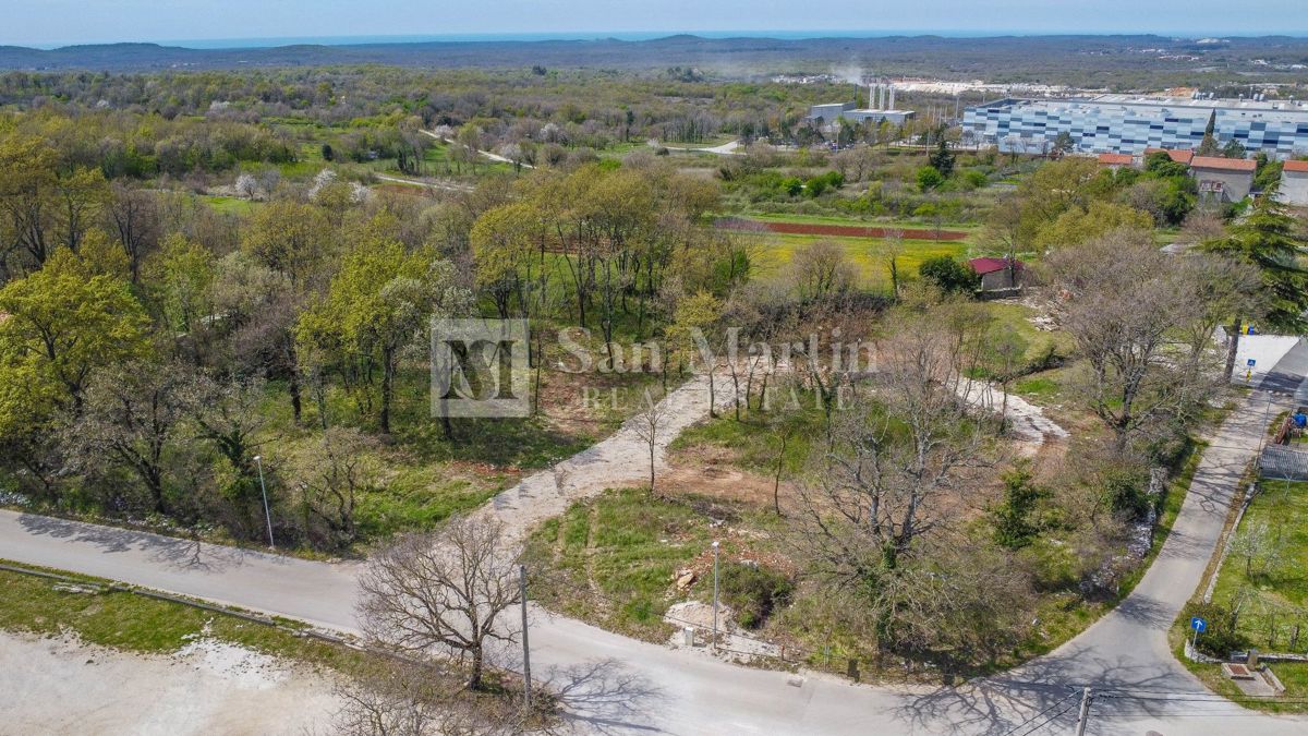 Rovigno, dintorni - bellissimo terreno in un'ottima posizione