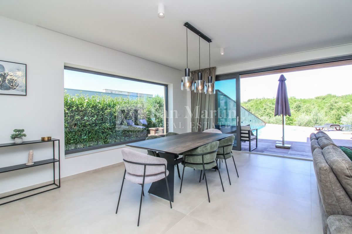 NOVIGRAD, Casa moderna con piscina