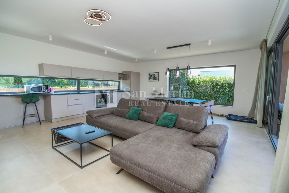 NOVIGRAD, Casa moderna con piscina