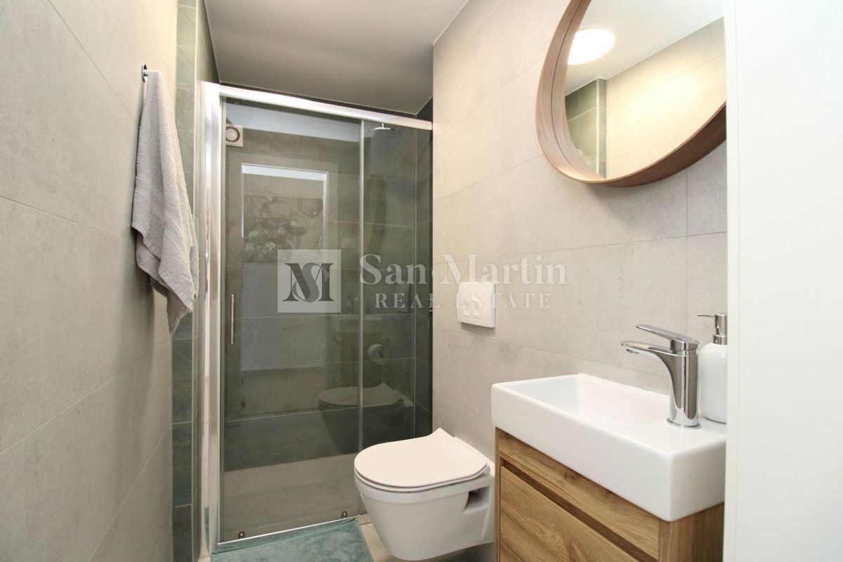 NOVIGRAD, Casa moderna con piscina