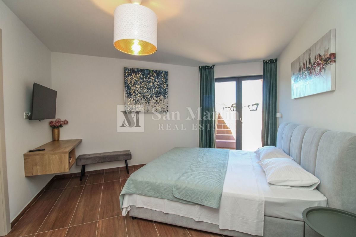 NOVIGRAD, Casa moderna con piscina