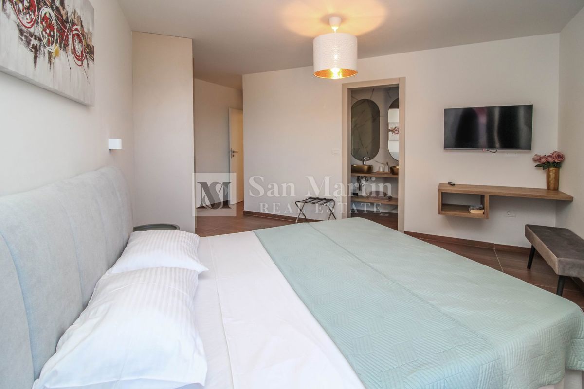 NOVIGRAD, Casa moderna con piscina