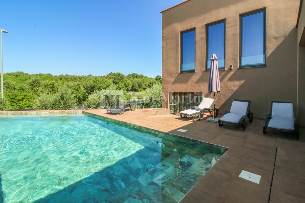 NOVIGRAD, Casa moderna con piscina