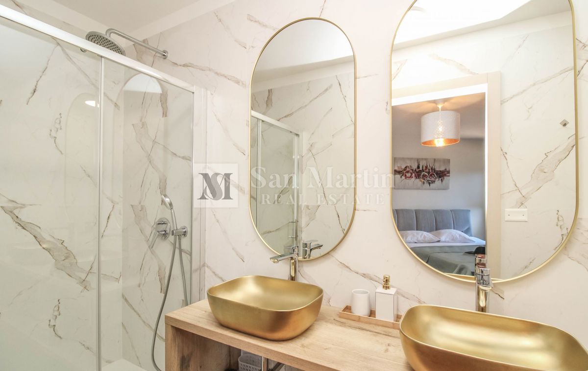 NOVIGRAD, Casa moderna con piscina