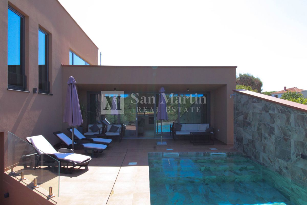 NOVIGRAD, Casa moderna con piscina