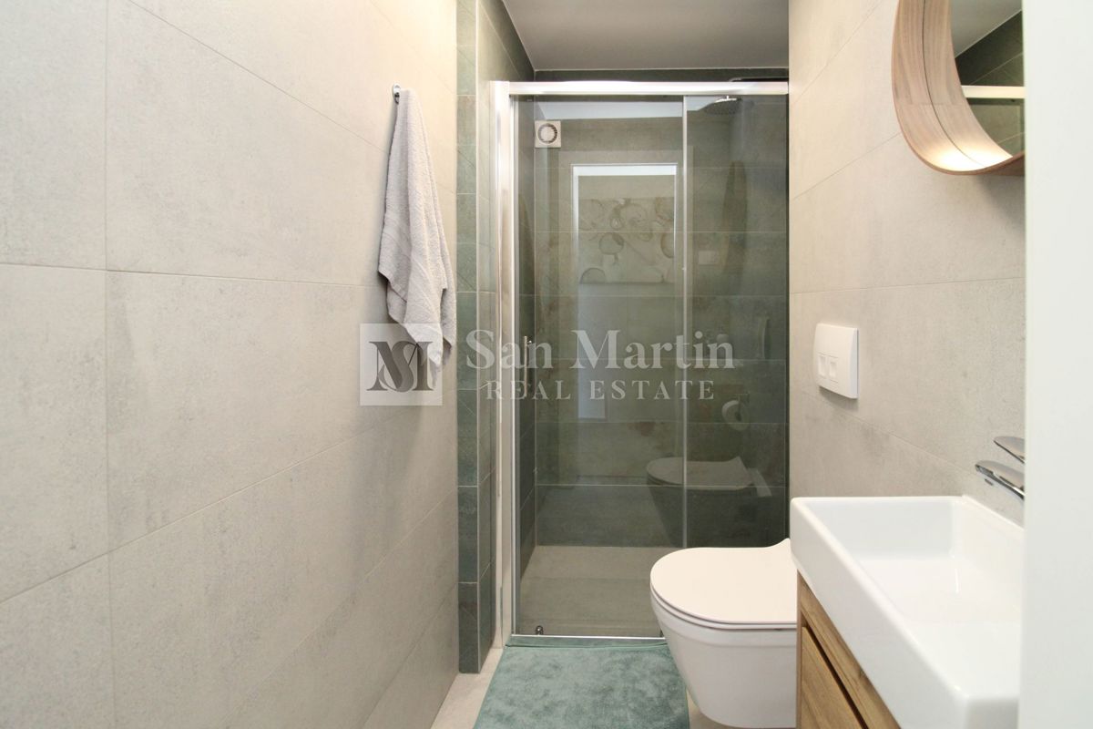 NOVIGRAD, Casa moderna con piscina