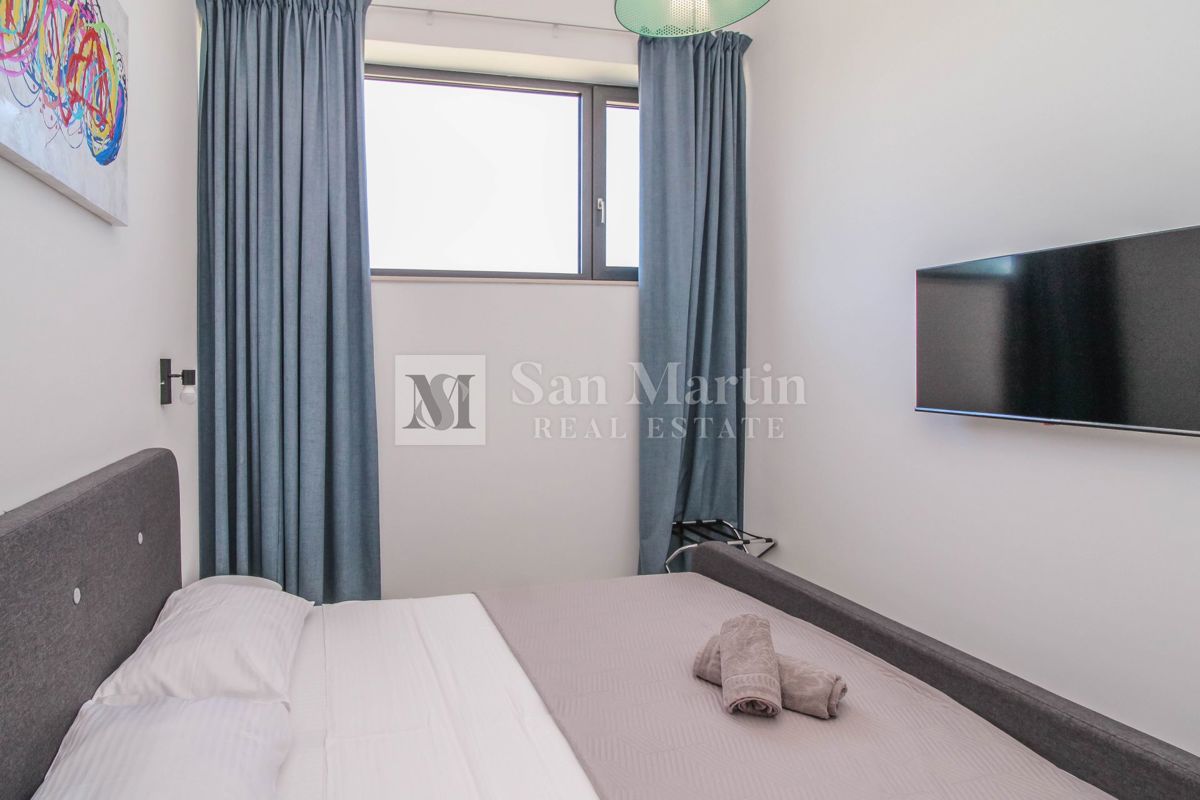 NOVIGRAD, Casa moderna con piscina