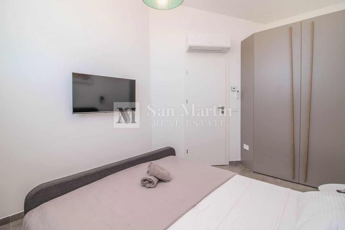 NOVIGRAD, Casa moderna con piscina