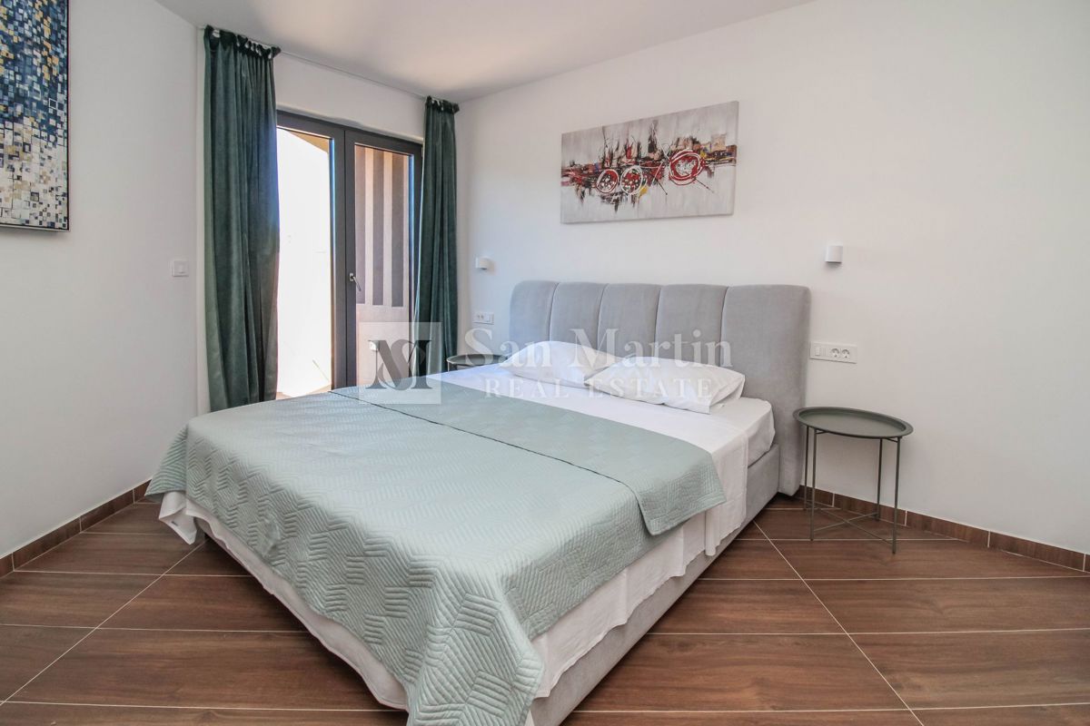 NOVIGRAD, Casa moderna con piscina