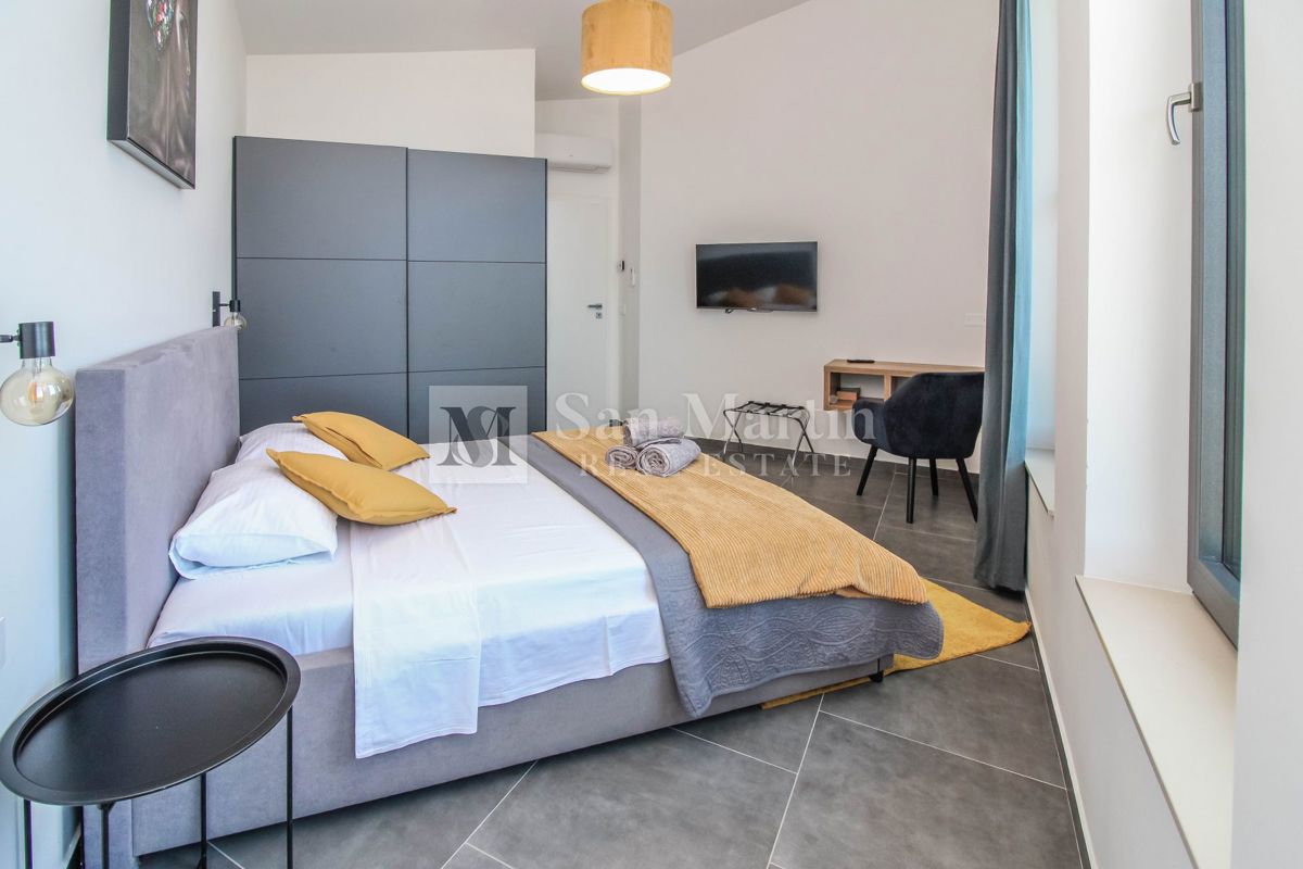 NOVIGRAD, Casa moderna con piscina