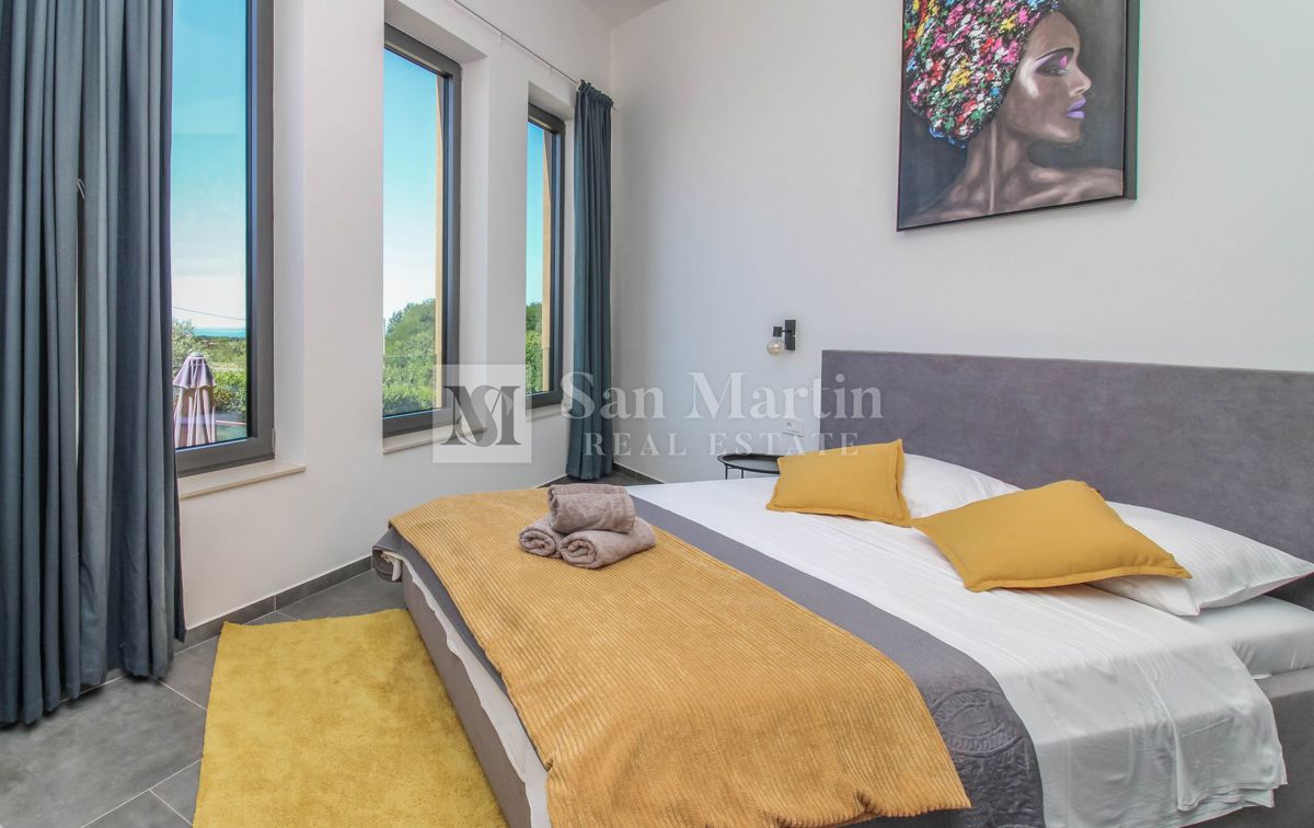 NOVIGRAD, Casa moderna con piscina