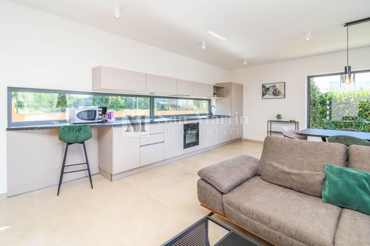 NOVIGRAD, Casa moderna con piscina