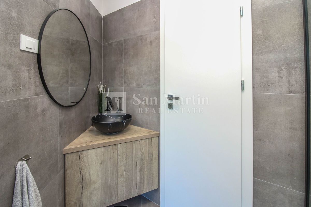 NOVIGRAD, Casa moderna con piscina